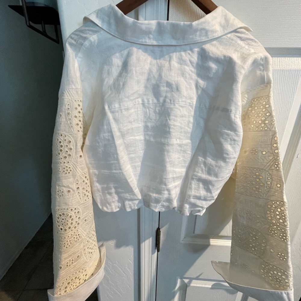 A.L.C. Sexy Ivory linen Mason front twist top w/eyelet sleeves. Size runs small! - Picture 8 of 16